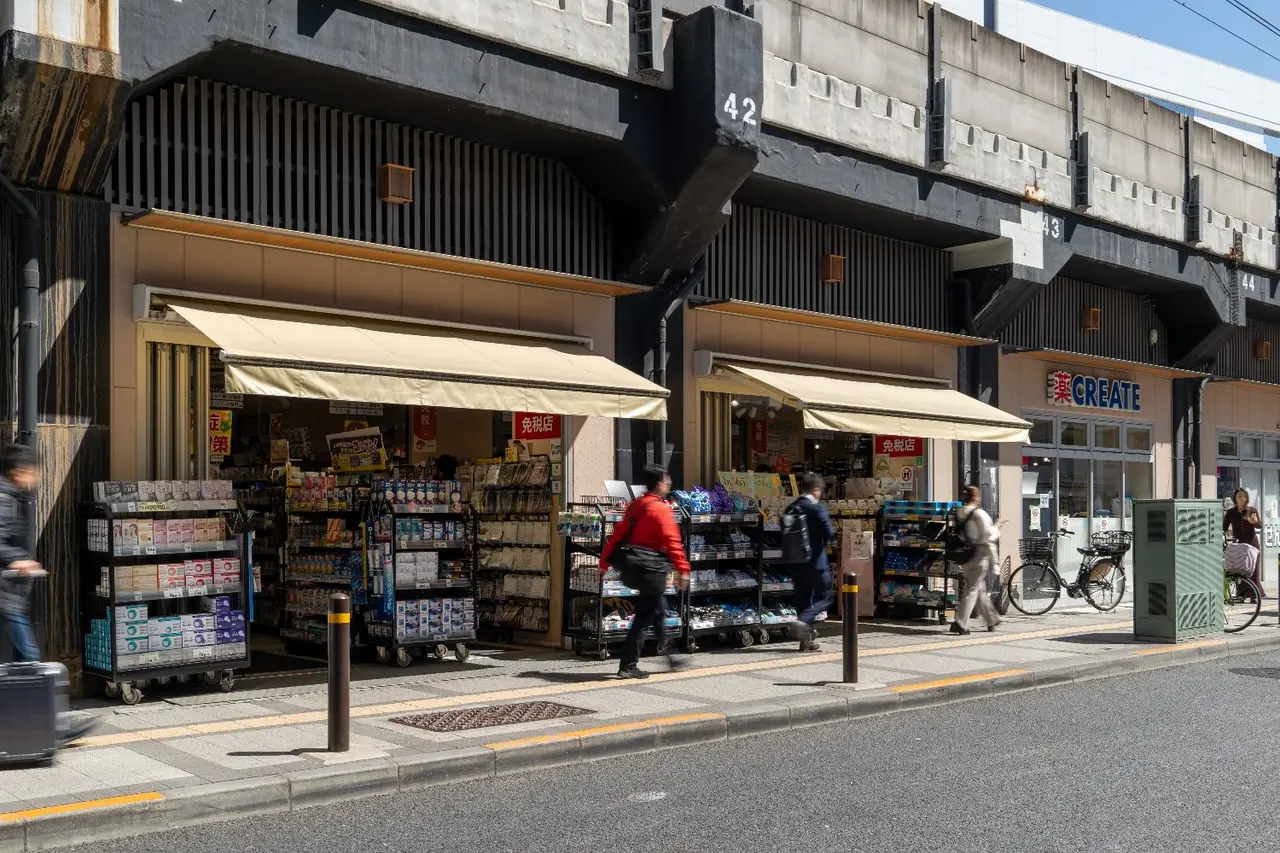 両国駅前の商店